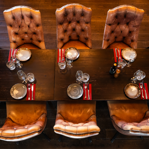 Browar-warszawski-restauracja-warszawa-sala-z-balkonem-stolik-z-nakryciem