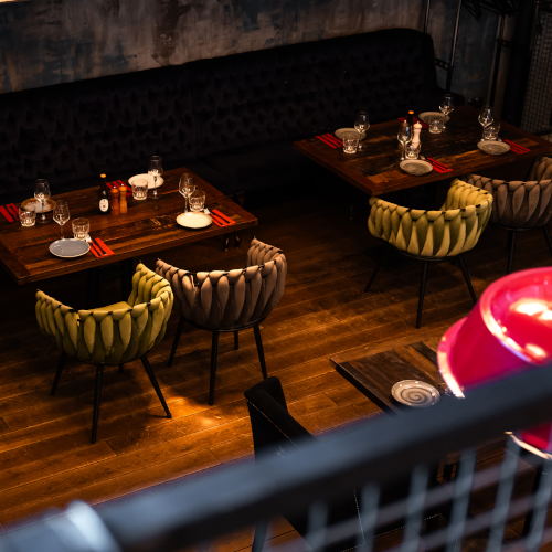 Browar-warszawski-restauracja-warszawa-sala-z-balkonem-stoliki-nakryte