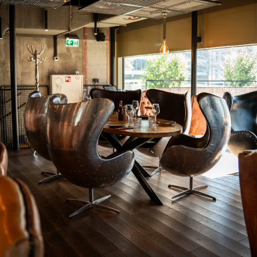 Browar-warszawski-restauracja-warszawa-sala-z-krzeslami-metalowymi