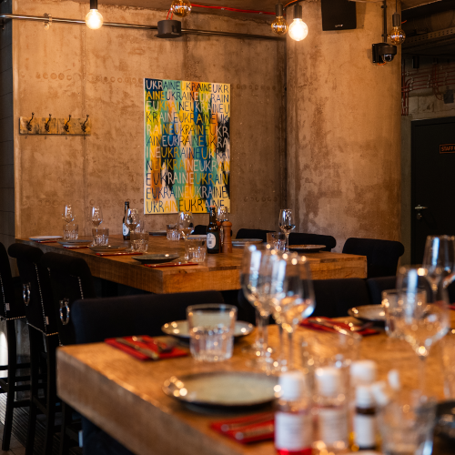 Browar-warszawski-restauracja-warszawa-sala-z-nakrytymi-stolikami-czarne-krzesla