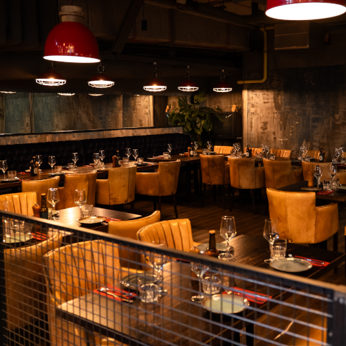 Browar-warszawski-restauracja-warszawa-sala-z-nakrytymi-stolikami-kanapa